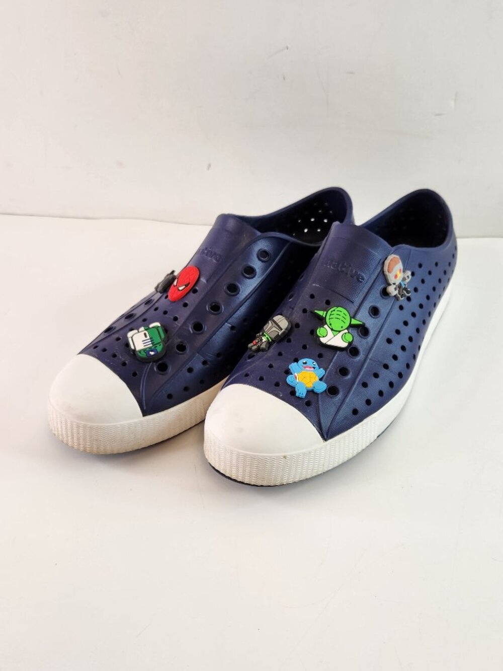 Native Jefferson Shoes Mens Size 11 Blue w/ Star Wars & Comic Pins